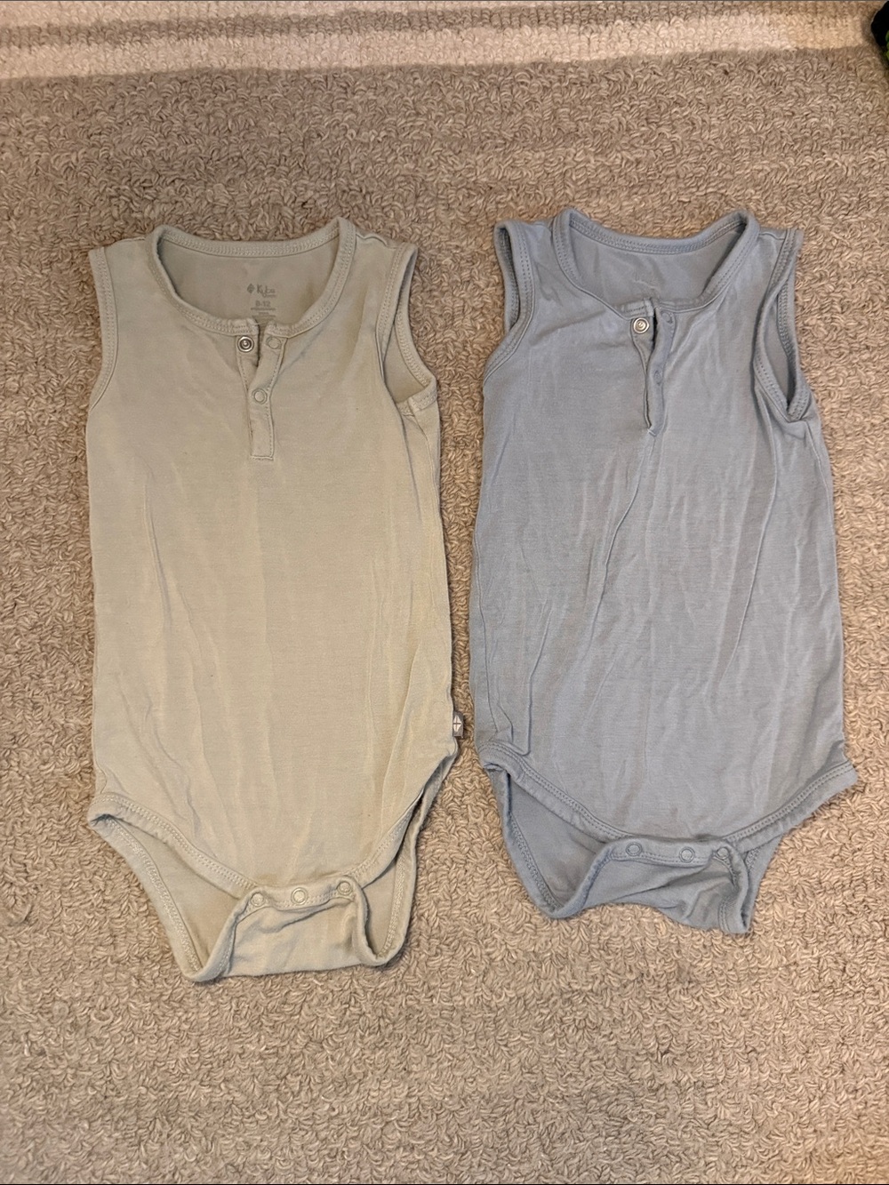 Kyte BABY Neutral Green and Light Blue Sleeveless Bodysuits 6-12 months